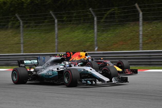 Motorsports: FIA Formula One World Championship WM Weltmeisterschaft 2017, Grand Prix of Malaysia, 77 Valtteri Bottas (FIN, Mercedes AMG Petronas F1 Team), 3 Daniel Ricciardo (AUS, Red Bull Racing), Sepang Malaysia