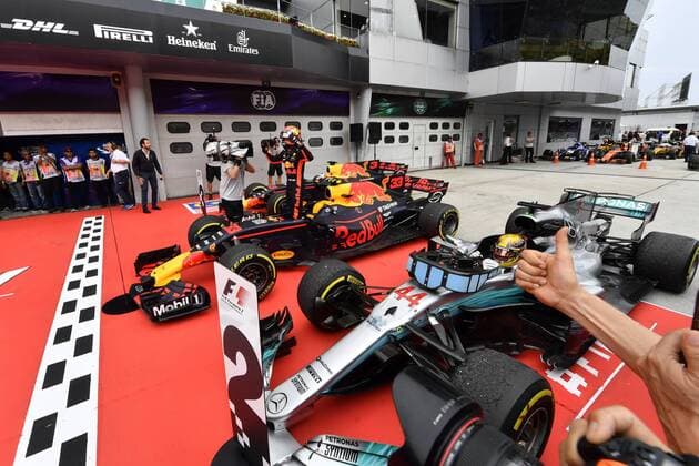 Motorsports: FIA Formula One World Championship WM Weltmeisterschaft 2017, Grand Prix of Malaysia, 33 Max Verstappen (NLD, Red Bull Racing), 44 Lewis Hamilton (GBR, Mercedes AMG Petronas F1 Team), Sepang Malaysia