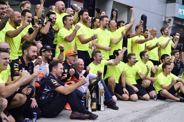 Motorsports: FIA Formula One World Championship WM Weltmeisterschaft 2017, Grand Prix of Malaysia, Christian Horner (GBR, Red Bull Racing), 3 Daniel Ricciardo (AUS, Red Bull Racing), 33 Max Verstappen (NLD, Red Bull Racing), Dr. Helmut Marko (AUT, Red Bull Racing), Sepang Malaysia