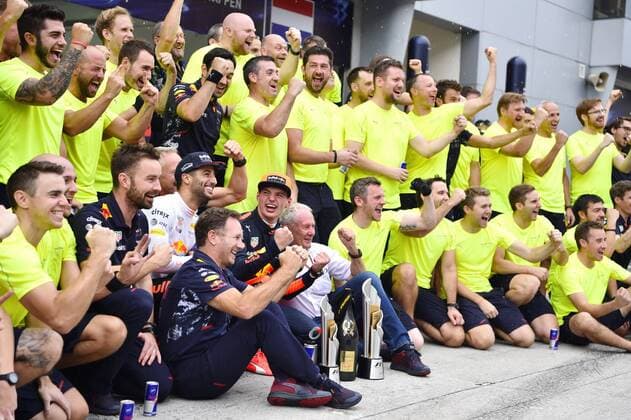 Motorsports: FIA Formula One World Championship WM Weltmeisterschaft 2017, Grand Prix of Malaysia, Christian Horner (GBR, Red Bull Racing), 3 Daniel Ricciardo (AUS, Red Bull Racing), 33 Max Verstappen (NLD, Red Bull Racing), Dr. Helmut Marko (AUT, Red Bull Racing), Sepang Malaysia