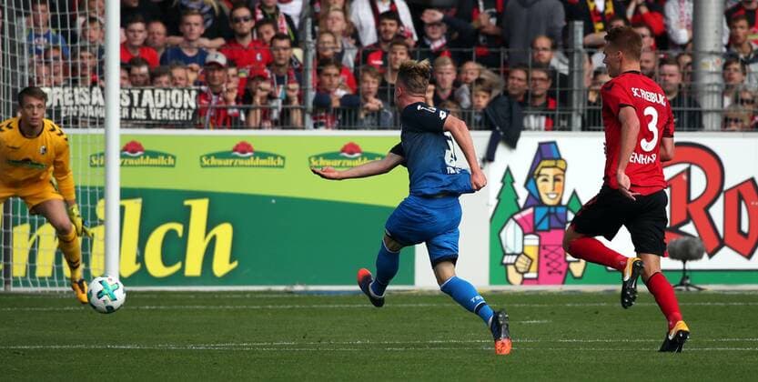 SC Freiburg - TSG 1899 Hoffenheim Deutschland, Freiburg, 01.10.2017, Fussball, Bundesliga, Saison 2017 2018, 7. Spieltag, SC Freiburg - TSG 1899 Hoffenheim: v.l. Alexander Schwolow (SC Freiburg), Robin Hack (TSG 1899 Hoffenheim), Philipp Lienhart (SC Freiburg); Tor 0:1 Hack.