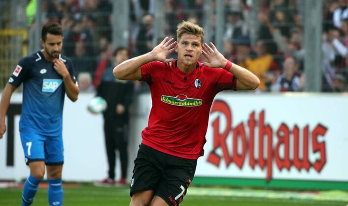SC Freiburg - TSG 1899 Hoffenheim Deutschland, Freiburg, 01.10.2017, Fussball, Bundesliga, Saison 2017 2018, 7. Spieltag, SC Freiburg - TSG 1899 Hoffenheim: Florian Niederlechner (SC Freiburg); Jubel Tor 1:1 Niederlechner.
