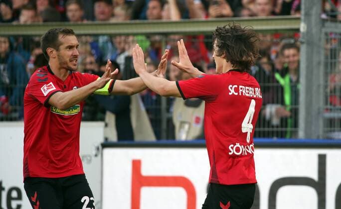 SC Freiburg - TSG 1899 Hoffenheim Deutschland, Freiburg, 01.10.2017, Fussball, Bundesliga, Saison 2017 2018, 7. Spieltag, SC Freiburg - TSG 1899 Hoffenheim: v.l. Julian Schuster, Caglar Söyüncü (beide SC Freiburg); Jubel Tor 2:1 Söyüncü.