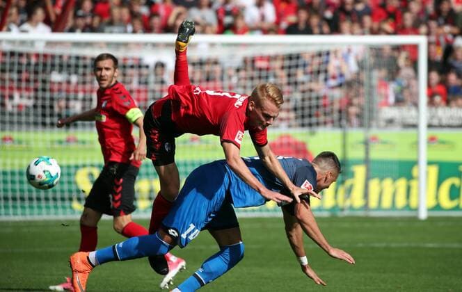 SC Freiburg - TSG 1899 Hoffenheim Deutschland, Freiburg, 01.10.2017, Fussball, Bundesliga, Saison 2017 2018, 7. Spieltag, SC Freiburg - TSG 1899 Hoffenheim: v.l. Philipp Lienhart (SC Freiburg), Sandro Wagner (TSG 1899 Hoffenheim).