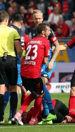 SC Freiburg - TSG 1899 Hoffenheim Deutschland, Freiburg, 01.10.2017, Fussball, Bundesliga, Saison 2017 2018, 7. Spieltag, SC Freiburg - TSG 1899 Hoffenheim: v.l. Julian Schuster (SC Freiburg), Kevin Vogt (TSG 1899 Hoffenheim).