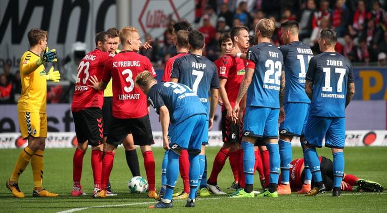 SC Freiburg - TSG 1899 Hoffenheim Deutschland, Freiburg, 01.10.2017, Fussball, Bundesliga, Saison 2017 2018, 7. Spieltag, SC Freiburg - TSG 1899 Hoffenheim: v.l. Julian Schuster (SC Freiburg), Kevin Vogt (TSG 1899 Hoffenheim).