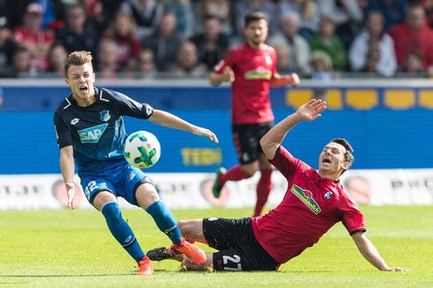 Bilder des Tages - SPORT Bundesliga 7. Spieltag: SC Freiburg gegen TSG 1899 Hoffenheim Foul zwischen Dennis Geiger (TSG 1899 Hoffenheim Nr. 32) und Nicolas Hoefler (SC Freiburg Nr. 27) bei Bundesliga 7. Spieltag: SC Freiburg gegen TSG 1899 Hoffenheim am 01.10. 2017 in Freiburg (Schwarzwald Stadion), Deutschland, Photo: Ulf Schiller 2017 BEAUTIFUL SPORTS xUSx