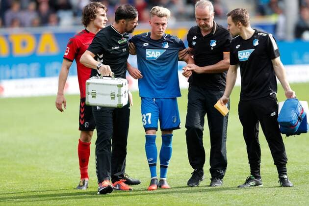 Bundesliga 7. Spieltag: SC Freiburg gegen TSG 1899 Hoffenheim Robin Hack (TSG 1899 Hoffenheim Nr. 37) scheidet verletzt aus bei Bundesliga 7. Spieltag: SC Freiburg gegen TSG 1899 Hoffenheim am 01.10. 2017 in Freiburg (Schwarzwald Stadion), Deutschland, Photo: Ulf Schiller 2017 BEAUTIFUL SPORTS xUSx