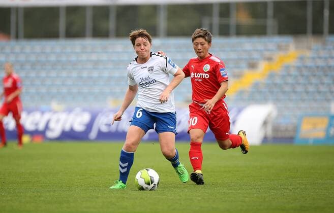01.10.2017 xcex Deutschland, Jena, Fussball, Frauenfussball Allianz Frauen-Bundesliga Saison 2017 2018 FF USV Jena gegen 1. FFC Frankfurt Susann Utes (Jena) gegen Kumi Yokoyama (Frankfurt)