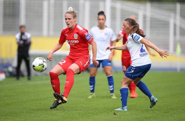 01.10.2017 xcex Deutschland, Jena, Fussball, Frauenfussball Allianz Frauen-Bundesliga Saison 2017 2018 FF USV Jena gegen 1. FFC Frankfurt Sophie Schmidt (Frankfurt) gegen M. Herrmann (Jena)
