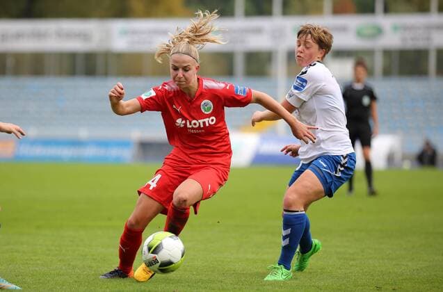 01.10.2017 xcex Deutschland, Jena, Fussball, Frauenfussball Allianz Frauen-Bundesliga Saison 2017 2018 FF USV Jena gegen 1. FFC Frankfurt Jackie Groenen (Frankfurt) gegen Susann Utes (Jena)