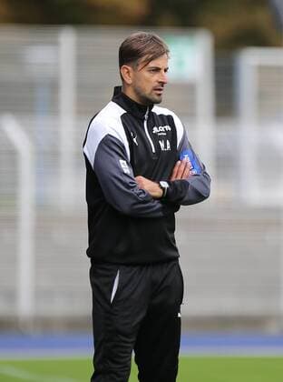 01.10.2017 xcex Deutschland, Jena, Fussball, Frauenfussball Allianz Frauen-Bundesliga Saison 2017 2018 FF USV Jena gegen 1. FFC Frankfurt neuer Cheftrainer beim FFC Frankfurt: Niko Arnautis