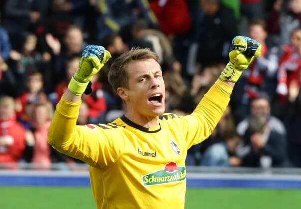 Freiburg m Fußball Bundesliga SC Freiburg vs. TSG 1899 Hoffenheim , Alexander Schwolow ( Freiburg )
