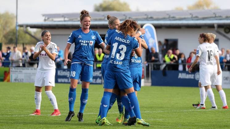 Spielerinnen vom SC Sand jubeln über das Tor zum 1:0, Jubel, Torjubel, Torerfolg, celebrate the goal, goal, celebration, Jubel ueber das Tor, optimistisch, Action, Aktion, Fussball, Allianz Frauen-Bundesliga, SC Sand - SGS Essen, xozx