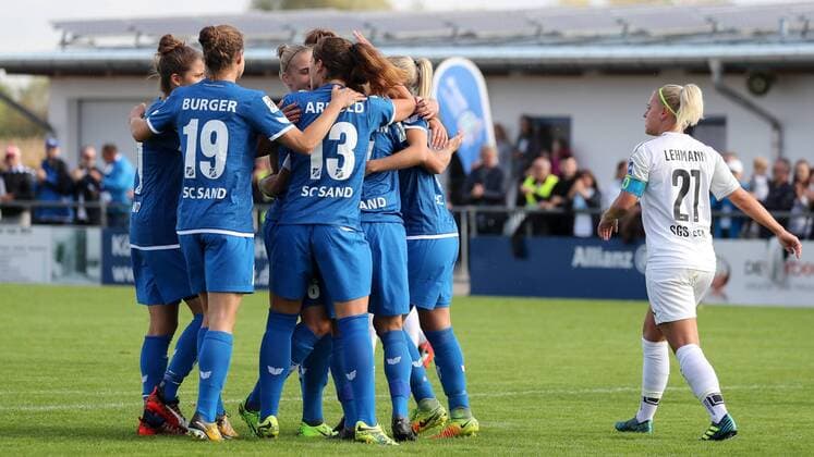 Spielerinnen vom SC Sand jubeln über das Tor zum 1:0, Jubel, Torjubel, Torerfolg, celebrate the goal, goal, celebration, Jubel ueber das Tor, optimistisch, Action, Aktion, Fussball, Allianz Frauen-Bundesliga, SC Sand - SGS Essen, xozx