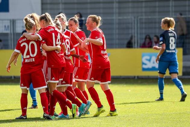 Bilder des Tages - SPORT Spielerinnen vom FC Bayern München jubeln über das Tor zum 0:3, Jubel, Torjubel, Torerfolg, celebrate the goal, goal, celebration, Jubel ueber das Tor, optimistisch, Action, Aktion, Fussball, Allianz Frauen-Bundesliga, TSG 1899 Hoffenheim - FC Bayern München, xozx