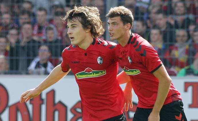 Freiburg m Fußball Bundesliga SC Freiburg vs. TSG 1899 Hoffenheim , Jubel freiburg , von links: Caglar SöyÜncÜ Pascal Stenzel