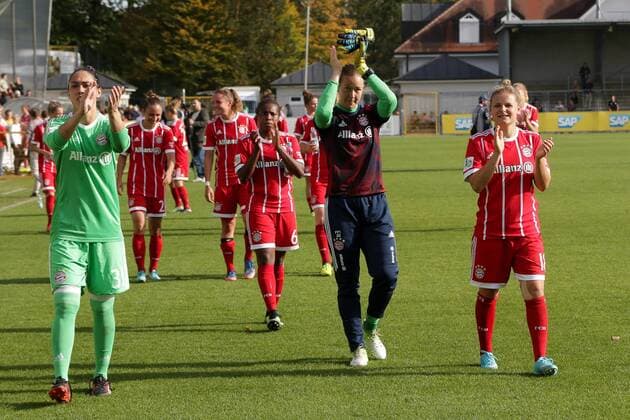 v.li.: Manuela Zinsberger (Torwart, FCB, 31), Tinja-Riikka Korpela (Torwart, FCB, 32) und Dominika Skorvankova (FCB, 18) in vorderster Reihe bedanken sich nach dem Spiel bei den mitgereisten Bayern Fans, Jubel nach dem Schlusspfiff, Sieg, Sieger, Gewinner, jubelt, jubeln, Freude, optimistisch, Action, Aktion, Fussball, Allianz Frauen-Bundesliga, TSG 1899 Hoffenheim - FC Bayern München, xozx