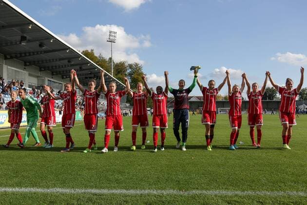 Spielerinnen vom FC Bayern München bedanken sich nach dem Spiel bei den mitgereisten Bayern Fans, Jubel nach dem Schlusspfiff, Sieg, Sieger, Gewinner, jubelt, jubeln, Freude, optimistisch, Action, Aktion, Fussball, Allianz Frauen-Bundesliga, TSG 1899 Hoffenheim - FC Bayern München, xozx