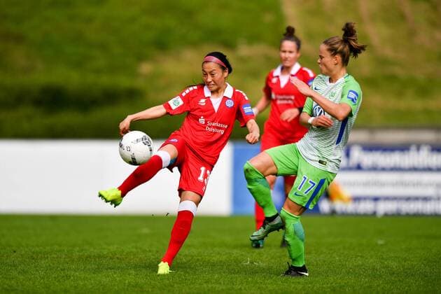 Danica Joelle Wu (MSV, 13) klärt vor Ewa Pajor (Wolfsburg, 17), Fussball, Allianz Frauen-Bundesliga, MSV Duisburg - VFL Wolfsburg, xmkx