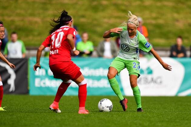 Zweikampf Sofia Nati (MSV, 10) Pernille Harder (Wolfsburg, 22), Fussball, Allianz Frauen-Bundesliga, MSV Duisburg - VFL Wolfsburg, xmkx