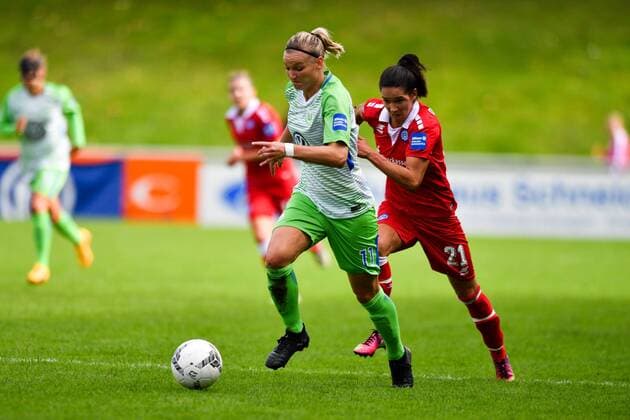 Alexandra Popp (Alex Popp, Wolfsburg, 11) im Vorwärtslauf - Marina Himmighofen (MSV, 21) läuft hinterher, Fussball, Allianz Frauen-Bundesliga, MSV Duisburg - VFL Wolfsburg, xmkx