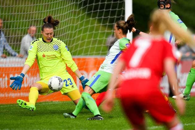 Lena Nuding (Torwart, MSV, 23) stoppt den Ball, Fussball, Allianz Frauen-Bundesliga, MSV Duisburg - VFL Wolfsburg, xmkx