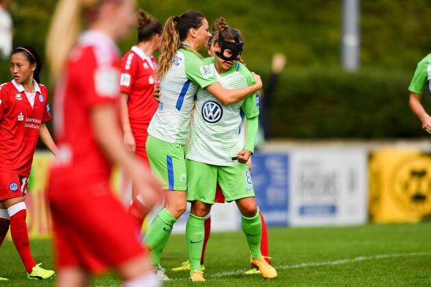 Jubel, Freuen, celebrate, happy, cheer , Goal Celebration Sara Björk Gunnarsdottir (Sara Bjoerk Gunnarsdottir, Wolfsburg, 7) mit Torschützin Babett Peter (Wolfsburg, 8), Fussball, Allianz Frauen-Bundesliga, MSV Duisburg - VFL Wolfsburg, xmkx