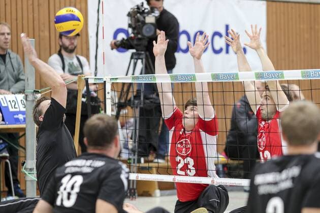 Deutsche Meisterschaften Sitzvolleyball; Leverkusen, 01.10.17 Lukas Schiwy (TSV Bayer 04 Leverkusen, links), Mats Bastian Gerhard (TSV Bayer 04 Leverkusen); TSV Bayer 04 Leverkusen vs. Dresdner SC 1898 - Impressionen: Deutsche Meisterschaften Sitzvolleyball am 01.10.17 in der Herbert-Gruenewald-Halle in Leverkusen (Deutschland). xakx