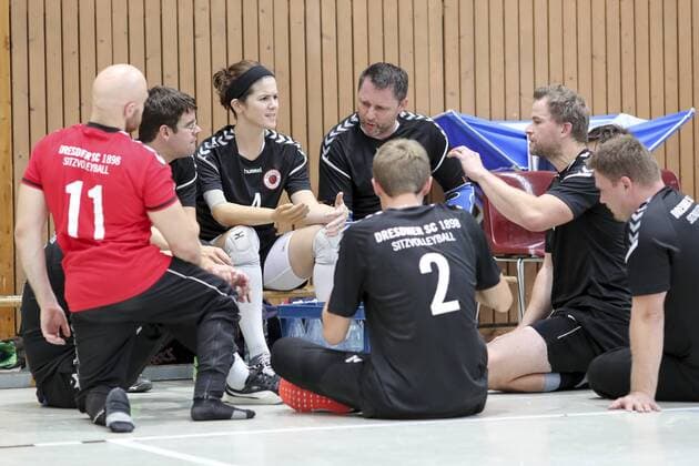 Deutsche Meisterschaften Sitzvolleyball; Leverkusen, 01.10.17 Das Team aus Dresden bei einer Auszeit; TSV Bayer 04 Leverkusen vs. Dresdner SC 1898 - Impressionen: Deutsche Meisterschaften Sitzvolleyball am 01.10.17 in der Herbert-Gruenewald-Halle in Leverkusen (Deutschland). xakx