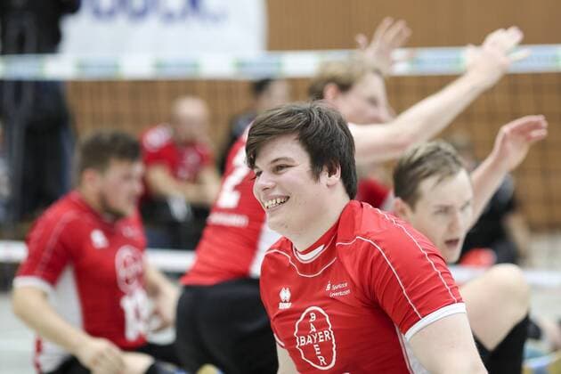 Deutsche Meisterschaften Sitzvolleyball; Leverkusen, 01.10.17 Freude bei den Spielern um Lukas Schiwy (TSV Bayer 04 Leverkusen); TSV Bayer 04 Leverkusen vs. Dresdner SC 1898 - Impressionen: Deutsche Meisterschaften Sitzvolleyball am 01.10.17 in der Herbert-Gruenewald-Halle in Leverkusen (Deutschland). xakx