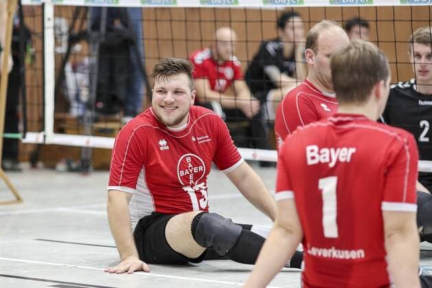 Deutsche Meisterschaften Sitzvolleyball; Leverkusen, 01.10.17 Freude bei Mathis Tigler (TSV Bayer 04 Leverkusen); TSV Bayer 04 Leverkusen vs. Dresdner SC 1898 - Impressionen: Deutsche Meisterschaften Sitzvolleyball am 01.10.17 in der Herbert-Gruenewald-Halle in Leverkusen (Deutschland). xakx
