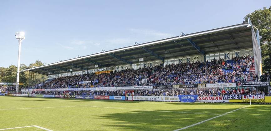 01.10.2017, Hänsch-Arena, Meppen, GER, Fußball, 3. Liga: SV Meppen vs Karlsruher SC. Blick auf die volle Haupttribüne, Meppen Bayern Germany Hänsch-Arena