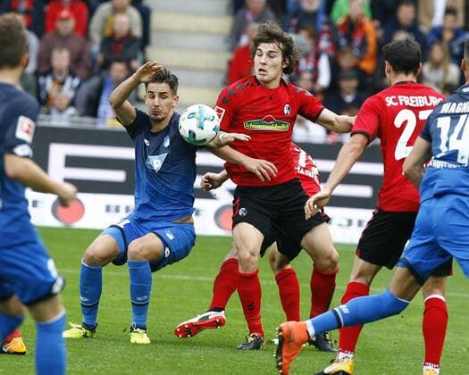 SC Freiburg - TSG 1899 Hoffenheim Benjamin HUEBNER (HÜBNER), 1899 Hoffenheim - Caglar SOEYUENCUE (SÖYÜNCÜ), SCF, Aktion quer, Fußball, 1.BL Saison 2017 2018