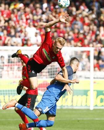 SC Freiburg - TSG 1899 Hoffenheim Philipp LIENHART, SCF - Sandro WAGNER, 1899 Hoffenheim, Aktion hoch, Fußball, 1.BL Saison 2017 2018