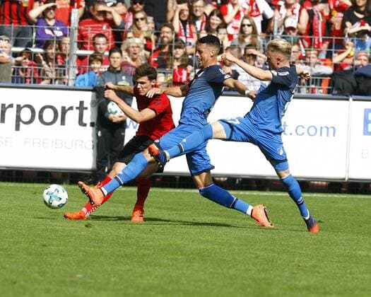 SC Freiburg - TSG 1899 Hoffenheim Pascal STENZEL, SCF - Sandro WAGNER, 1899 Hoffenheim und Robin HACK, 1899 Hoffenheim, Aktion quer, Fußball, 1.BL Saison 2017 2018