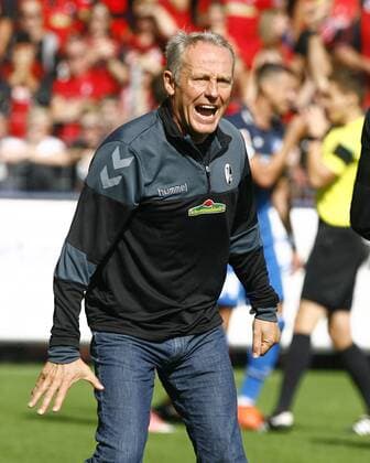 SC Freiburg - TSG 1899 Hoffenheim Christian STREICH, Trainer SCF, Halbkörper, Coachingzone, Gestik, Einzelbild, hoch, Fußball, 1.BL Saison 2017 2018
