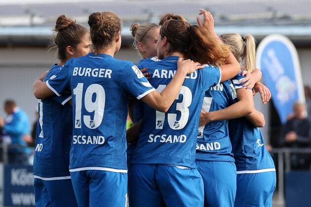 Spielerinnen vom SC Sand jubeln über das Tor zum 1:0, Jubel, Torjubel, Torerfolg, celebrate the goal, goal, celebration, Jubel ueber das Tor, optimistisch, Action, Aktion, Fussball, Allianz Frauen-Bundesliga, SC Sand - SGS Essen, xozx