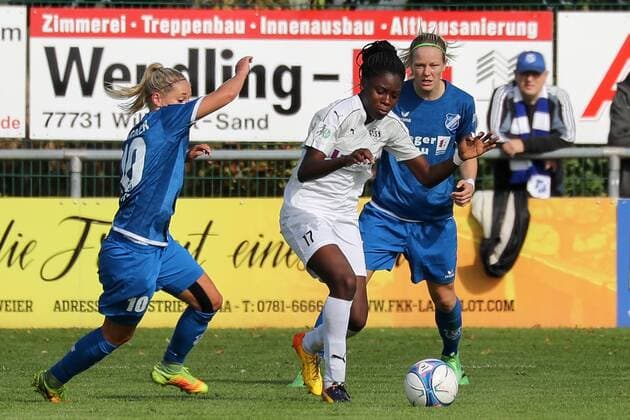 v.li.: Selina Wagner (Sand, 10), Etonam Nicole Anyomi (SGS, 17), Diane Caldwell (Sand, 5), Zweikampf, Duell, duel, tackle, tackling, Dynamik, Action, Aktion, Fussball, Allianz Frauen-Bundesliga, SC Sand - SGS Essen, xozx