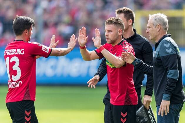 Bundesliga 7. Spieltag: SC Freiburg gegen TSG 1899 Hoffenheim Wechsel bei SC Freiburg: Marco Terrazzino (SC Freiburg Nr. 13) gegen Yoric Ravet (SC Freiburg Nr. 16) , re Christian Streich (SC Freiburg) bei Bundesliga 7. Spieltag: SC Freiburg gegen TSG 1899 Hoffenheim am 01.10. 2017 in Freiburg (Schwarzwald Stadion), Deutschland, Photo: Ulf Schiller 2017 BEAUTIFUL SPORTS xUSx