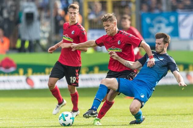 Bundesliga 7. Spieltag: SC Freiburg gegen TSG 1899 Hoffenheim Zweikampf zwischen Florian Niederlechner (SC Freiburg Nr. 7) und Havard Nordtveit (TSG 1899 Hoffenheim Nr. 6) bei Bundesliga 7. Spieltag: SC Freiburg gegen TSG 1899 Hoffenheim am 01.10. 2017 in Freiburg (Schwarzwald Stadion), Deutschland, Photo: Ulf Schiller 2017 BEAUTIFUL SPORTS xUSx