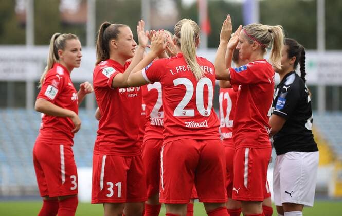 01.10.2017 xcex Deutschland, Jena, Fussball, Frauenfussball Allianz Frauen-Bundesliga Saison 2017 2018 FF USV Jena gegen 1. FFC Frankfurt die Soielerinnen des FFC Frankfurt beim Abklatschen, motivieren sich