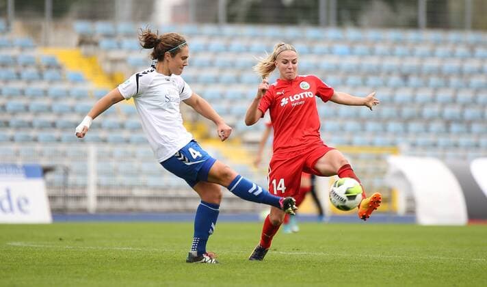01.10.2017 xcex Deutschland, Jena, Fussball, Frauenfussball Allianz Frauen-Bundesliga Saison 2017 2018 FF USV Jena gegen 1. FFC Frankfurt Jackie Groenen (Frankfurt) gegen S. Woeller (Jena)