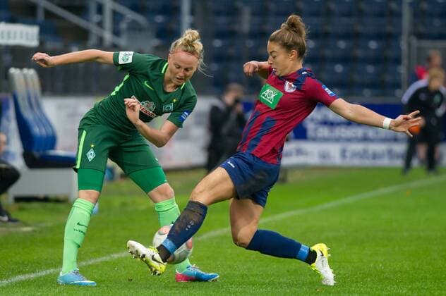 v.li.: Lina Hausicke (SV Werder Bremen, 18) im Zweikampf, Duell mit Felicitas Rauch (1. FFC Turbine Potsdam, 19), Fussball, Allianz Frauen-Bundesliga, 1. FFC Turbine Potsdam - SV Werder Bremen, xobx