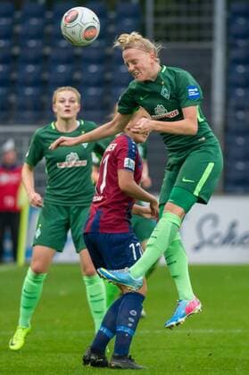 Lina Hausicke (SV Werder Bremen, 18) beim Kopfball, Fussball, Allianz Frauen-Bundesliga, 1. FFC Turbine Potsdam - SV Werder Bremen, xobx