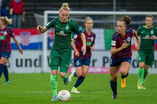 v.li.: Lina Hausicke (SV Werder Bremen, 18) im Laufduell, Zweikampf, Duell mit Lia Wälti (Waelti, 1. FFC Turbine Potsdam, 13), Fussball, Allianz Frauen-Bundesliga, 1. FFC Turbine Potsdam - SV Werder Bremen, xobx