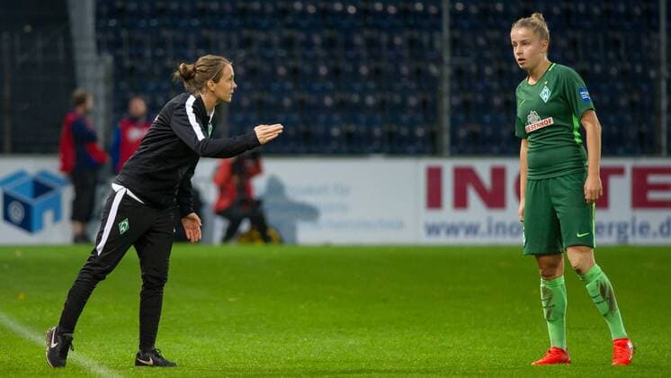 v.li.: Trainerin, Cheftrainerin Carmen Roth (SV Werder Bremen) gibt Anweisungen, gestikuliert, mit den Armen gestikulieren, Michelle Ulbrich (SV Werder Bremen, 5), Fussball, Allianz Frauen-Bundesliga, 1. FFC Turbine Potsdam - SV Werder Bremen, xobx