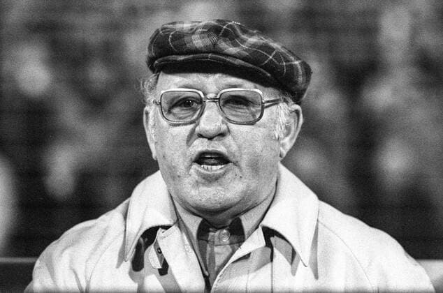 Fußball, Trainerhistorie, Alemannia Aachen Aus 1. BL Saison 1975-76 Hannover 96 gegen Schalke 04 1:1 am 29.11.1975. Han96 Trainer Helmut Fiffi Kronsbein.