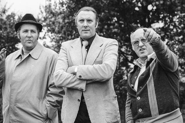 Helmut Fiffi Kronsbein re., Han96 Trainer mit Praes. Ferdinand Bock (M.)und Fredo Henze bei Han96 Training am 06.10.1975.