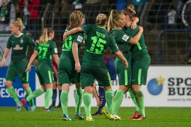 Die Spielerinnen des SV Werder Bremen mit Jubel über den Sieg, Freude über das gewonnene Spiel, Fussball, Allianz Frauen-Bundesliga, 1. FFC Turbine Potsdam - SV Werder Bremen, xobx